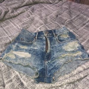 Very cute ripped garage festival shorts !